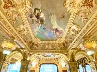 Na bohatě zdobených stropech nechybí ani fresky.