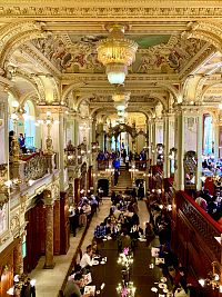 Ochutnat typické maďarské dezerty sem přichází ochutnat víc než 2500 lidí denně.