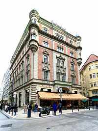 Budova, v jejímž přízemí najdete další slavnou kavárnu: Café Central.