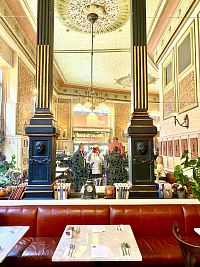 Café Central má sice méně velkolepý, ale také příjemný interiér z konce 19. století.