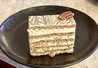 Eszterházy torta byla kdysi, spolu s dalšími dezerty, jedním ze symbolů luxusu.