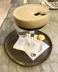Koktejl z čerstvého espessa, vodky, kávového likéru a cukrového sirupu, s typickou krémovou pěnou na povrchu, jedna ze specialit Café Central.