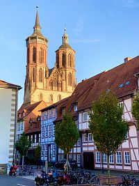 V univerzitním kostele St. Johannis se kdysi konaly i promoce. Jeho levá věž (55 m) je o 5 metrů vyšší než pravá.