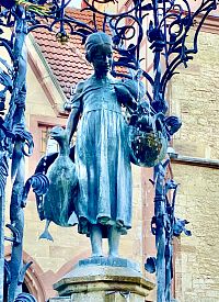 Štíhlá Lízinka, kterou studenti líbají, z větší blízkosti.