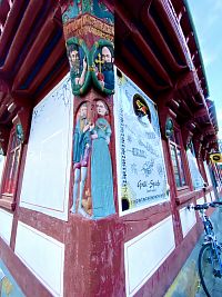 Na rohovém trámu hrázděného domu je vlevo zobrazená postava starosty Swanenflogela, vpravo jeho ženy Othilie.