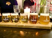 Ochutnávka vzorků různých druhů piv v restauraci pod radnicí.