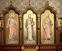 Jeho stěny zdobí převážně stylizované portréty významných uherských panovníků.