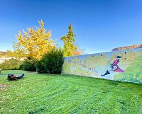 U muzea je hezký park, sochy, kašny a dětské hřiště.