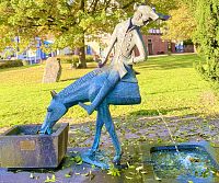 Plastika ve fontáně. Zachycuje výjev z baronova příběhu o rozpůleném koni.