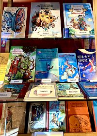 Baronovy příběhy v různých jazycích. Vlevo nahoře české vydání s ilustracemi Cyrila Boudy.