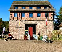 Muzeum sídlí v architektonicky upraveném hrázděném domě.