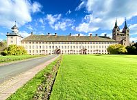 Dnes je chrám a bývalý klášter, které stojí uprostřed zeleně, součástí zámku.