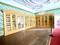 Malá část knihovny, která jinak obsahuje 74 000 svazků a písemností.