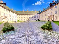 Nádvoří zámku a opatství
