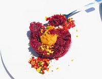 Vegetariánský tatarák z nastrouhané, křupavé a příjemně okořeněné červené řepy, navic ochucené oříšky a krémovým žloutkem.