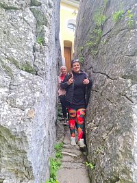 Skalní štěrbina u Poutního kostela Maria Klobenstein, která podle legendy plní tajná přání.