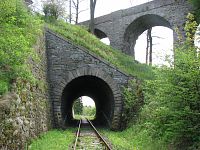 Detailní pohled z viaduktu do tunelu pod hradní most. Kdybych sám nepořídil tuto fotografii, myslel bych si, že to vymodeloval nějaký bláznivý domácí modelář.