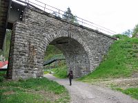 Druhá část ledečského viaduktu. Aby mohl viadukt vůbec vzniknout, musel pivovar ubourat horní patro sýpky a dráha musela přes sýpku postavit ocelovou část mostu.