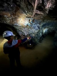 V dole je několik křižovatek