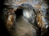 Stropy jsou někdy hodně nízké a je třeba se sklonit, helma je povinná