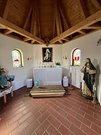 interiér kaple blahoslaveného Kolomana a svatého Pia z Pietrelciny