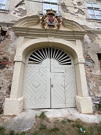 Vstup do zámku se znakem Augustiniánů z kláštera z Pivoně