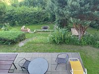 pohled na zahradu z okna