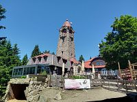 Pohled na rozhlednu s restaurací