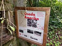 informační tabule z vnitřní strany dvířek suchého pramene