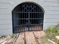 Vchod do důlní šachty lomu Terezie 3