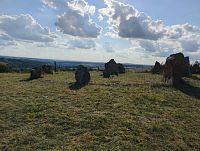Vyhlídky a Kamenný kruh na Hovězáku
