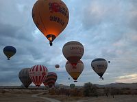 Start balonů na poli západně od Love Valley