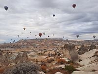 Výhled směr Cavusin z cesty vedoucí k Love Valley (balony už klesaly na zem)