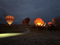Start prvních balonů - mělo to po tmě své kouzlo