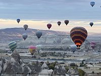 Výhled z Love Valley směrem ke Sword Valley a Cavusin