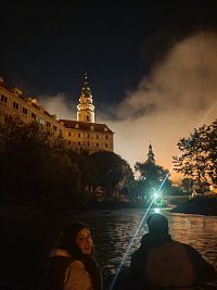 Noční splutí Vltavy v Českém Krumlově – pohled na osvětlený zámek z kanoe, jedinečný vodácký zážitek