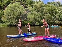 Paddleboardy na Vltavě – zábavná alternativa ke kanoím ideální pro léto v Českém Krumlově