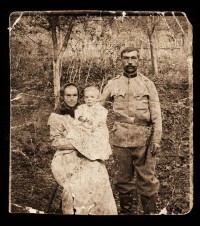 Rakousko-uherský voják Karel Dubovský z Držkové s rodinou (fotoarchiv Muzea dřevěného porculánu v Držkové)