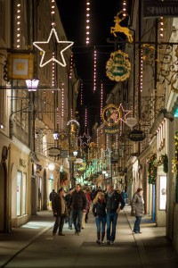Ulice Getreidegasse s vánoční výzdobou © Tourismus Salzburg