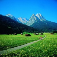 Ga-Pa vrcholy Waxenstein 2.277 m, Zugspitze 2.964 m, Alpspitze 2.628 m, (c) Bayern Tourismus Marketing GmbH