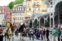 Karel IV. se svou družinou při projížďce Karlovými vary