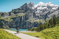 Půvabné jezero nad Kanderstegem, které je jedním z nejhezčích jezer celého Švýcarska. Můžete se sem vydat lanovkou a pak ještě asi půlhodinku pěšky. (c) Switzerland Tourim/Dan Patitucci