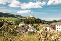 Tarasp – pyšný hrad nad řekou patřil dlouho Rakousku, nyní je ale součástí Švýcarska a můžete ho navštívit v průběhu celého roku. © Switzerland Tourism