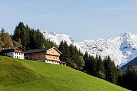 Přelom léta a podzimu v Jižním Tyrolsku nabízí lyžování na ledovci i koupání v horských jezerech
