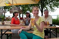Pivní zahrádka u jezera (c) Tourismusverband Lausitzer Seenland, Nada Quenzel