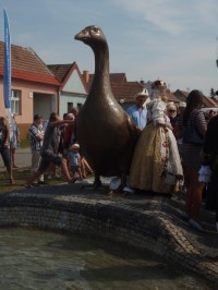 odhalení husí sochy na návsi ve Slovenském Grobu