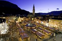Vánoce v Jižním Tyrolsku: trhy, čertovské zvyky a koláč Zelten