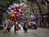 Dívka s balónky v hanojském provozu (c) Katka Francová