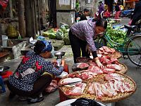 Prodejkyně masa na pouličním trhu (c) Katka Francová