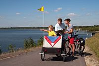 Cyklisté u jezera Senftenberger See (c) Tourismusverband Lausitzer Seenland, Nada Quenzel